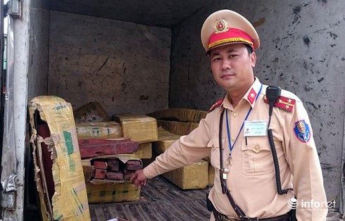 Xe thư báo giả vận chuyển gỗ lậu còn định hối lộ CSGT - ảnh 2