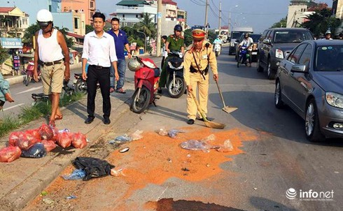 CSGT thu dọn ớt bột, hạt tiêu hạt vương vãi trên đường - ảnh 1