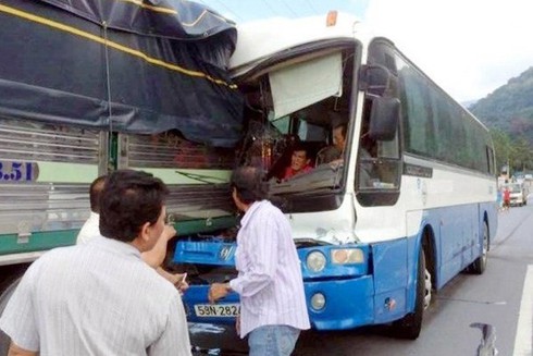 Xe khách đổ đèo không phanh được xe tải cứu bị phạt bao nhiêu tiền? - ảnh 1
