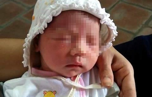 Nhiều người khóc thương xin nuôi bé gái sơ sinh bị bỏ rơi trước cửa chùa - ảnh 1