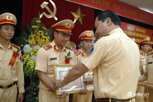 Không huy chương nào bằng đánh giá của người dân với việc làm tốt của CSGT Thủ đô - ảnh 2