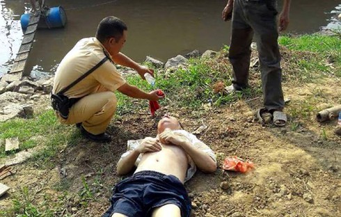 CSGT Thủ đô cứu sống người đàn ông đang chìm dưới đáy sông - ảnh 1