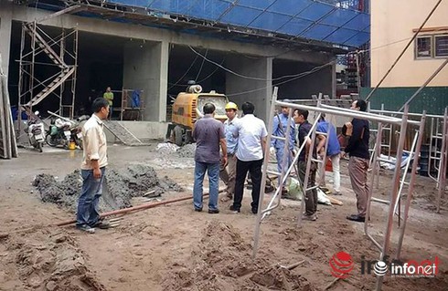 Vụ sập giàn giáo khiến 2 người chết: Xử lý trách nhiệm đơn vị nào cho đúng? - ảnh 1
