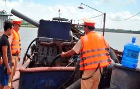 CS đường thủy “mật phục” bắt hàng loạt tàu khai thác cát ở sông Hồng - ảnh 1