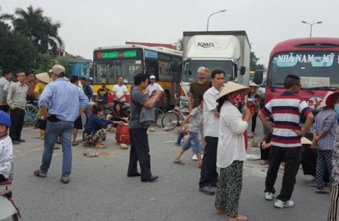 Người dân mang gạch, đá chặn đường, cao tốc Nội Bài ách tắc cục bộ - ảnh 1