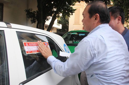 Phòng CSGT Hà Nội: Tuyên truyền lái xe taxi cam kết thực hiện 5 không - ảnh 1