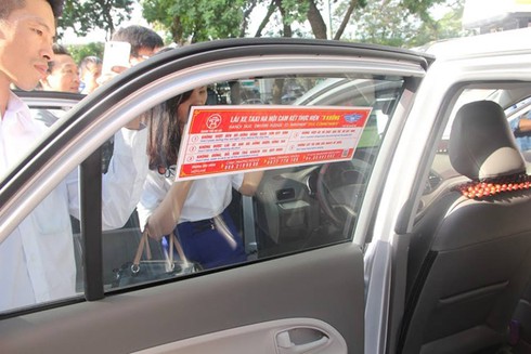 Phòng CSGT Hà Nội: Tuyên truyền lái xe taxi cam kết thực hiện 5 không - ảnh 2