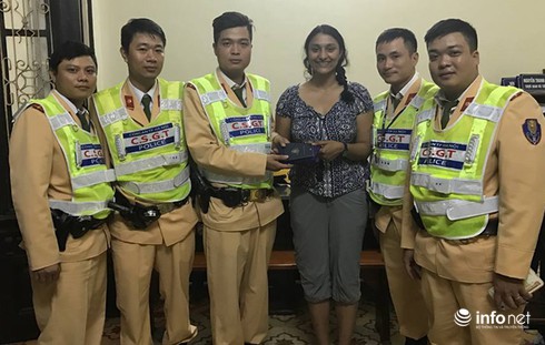 CSGT Hà Nội tóm gọn kẻ cướp ví của khách nước ngoài - ảnh 2