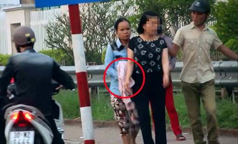Bắt ba mẹ con dàn cảnh móc túi ở cổng bệnh viện Bạch Mai - ảnh 1