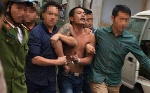 Nam thanh niên nghi ngáo đá đập phá nghĩa trang, chém cảnh sát rồi cố thủ trong nhà - ảnh 2