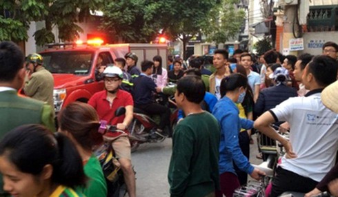Nam thanh niên nghi ngáo đá đập phá nghĩa trang, chém cảnh sát rồi cố thủ trong nhà - ảnh 1