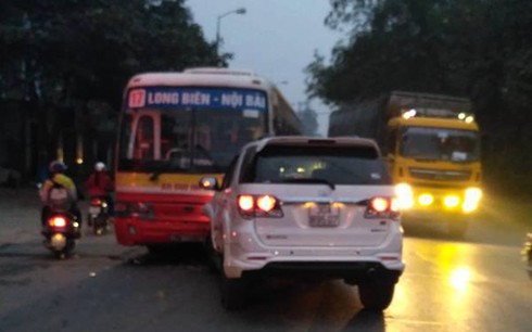 Hà Nội: Ô tô Fotuner đâm chết cụ ông, đấu đầu xe buýt - ảnh 1