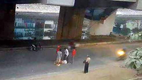 Hà Nội: Người đàn ông rơi từ nhà ga đường sắt trên cao xuống đường - ảnh 1