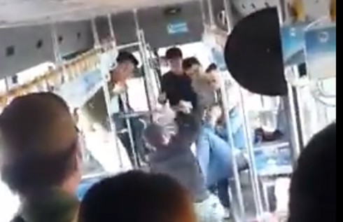 Xôn xao clip nam thanh niên bị đánh hội đồng trên xe buýt - ảnh 1