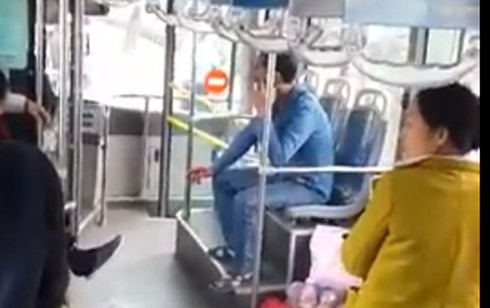 Xôn xao clip nam thanh niên bị đánh hội đồng trên xe buýt - ảnh 2
