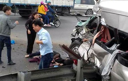 Qua đường sắt không quan sát, ô tô đâm tàu hoả, 6 người thương vong - ảnh 2