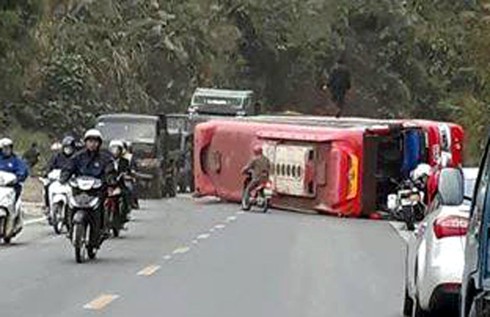 Lái xe khách nhanh trí xử lý khi xe mất phanh - ảnh 1