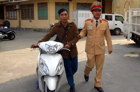 Lấy trộm xe, nghênh ngang dạo phố bị CS bắt tại chỗ - ảnh 1