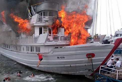 Cháy tàu du lịch trên cảng Tuần Châu, 2 người thoát nạn - ảnh 1
