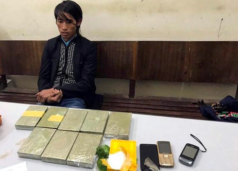 Hai thanh niên dùng xe máy chở 9 bánh heroin về Hà Nội tiêu thụ bị bắt - ảnh 1
