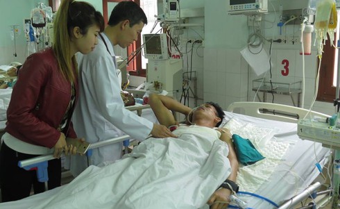 Nam thanh niên bị đâm thấu tim, đứt xương sườn được cứu sống - ảnh 1