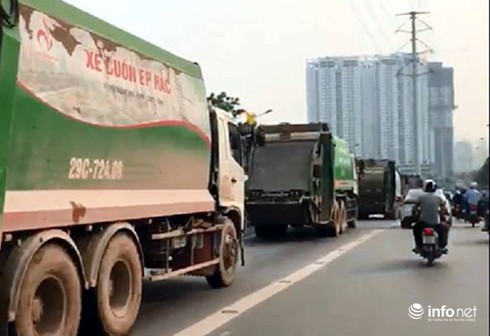 CSGT đang truy tìm 4 xe ô tô chở rác đi lấn làn đường xe buýt nhanh - ảnh 1