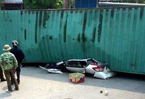 Vụ xe container đè bẹp dúm ô tô con: Đã chuyển cơ quan điều tra - ảnh 1