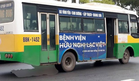 Nữ công nhân đang vào công ty làm việc bị xe buýt cán chết tại chỗ - ảnh 1