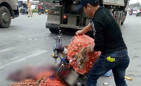 Người phụ nữ chở hàng bị xe tải cán chết thương tâm - ảnh 1