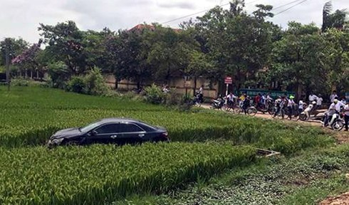 Ô tô con đâm tử vong 3 học sinh đi xe đạp điện - ảnh 1