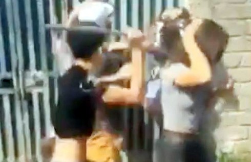 Chưa triệu tập được đối tượng cầm gậy hành hung cô gái trẻ - ảnh 1