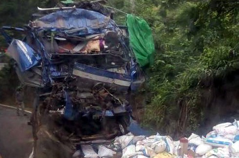 Xe chở cám đâm vào vách núi, 3 người thương vong - ảnh 1