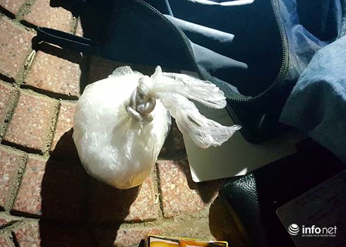 Phát hiện hai đối tượng mang bọc quần áo chứa số lượng lớn ma túy đá - ảnh 1