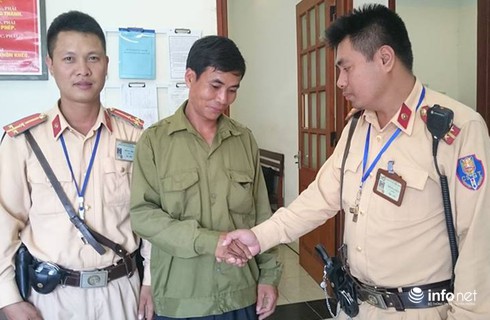 Ngăn kịp thời người phụ nữ thuê xe ôm chở ra cầu Chương Dương tự tử - ảnh 1