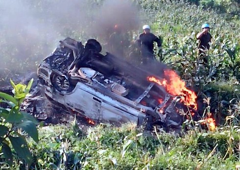 Lào Cai: Xe 7 chỗ lao xuống vực rồi cháy trơ khung - ảnh 1