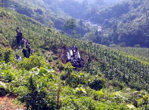 Lào Cai: Xe 7 chỗ lao xuống vực rồi cháy trơ khung - ảnh 2