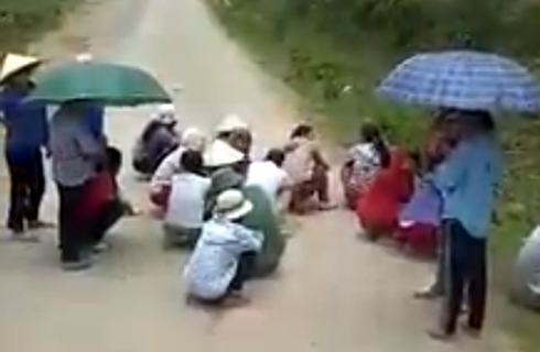 Clip dân chặn xe chở lợn qua biên giới “xin” tiền: Do không được thuê bốc vác? - ảnh 1