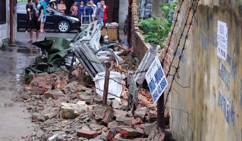 Hải Phòng: Tường bao đổ trong cơn mưa lớn, bé trai 8 tuổi bị đè tử vong - ảnh 2