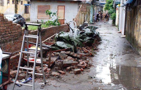 Hải Phòng: Tường bao đổ trong cơn mưa lớn, bé trai 8 tuổi bị đè tử vong - ảnh 1