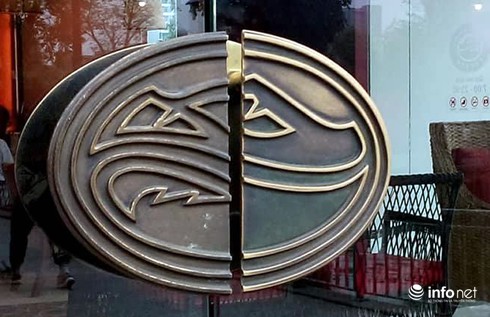 Khách tố cửa ra vào Highlands Coffee như cái