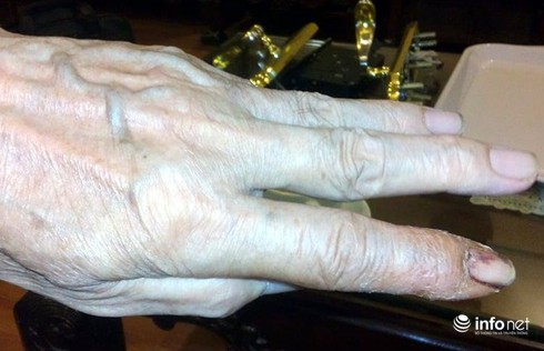 Khách tố cửa ra vào Highlands Coffee như cái