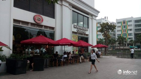 Khách tố cửa ra vào Highlands Coffee như cái