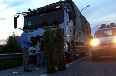 Lái xe ben lao vào 2 tên cướp trên đại lộ Thăng Long - ảnh 1