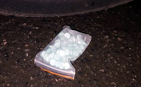 Gặp cảnh sát 141 nam thanh niên ném bọc thuốc lắc hòng phi tang - ảnh 2