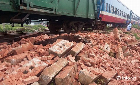 Tàu hỏa đâm xe tải chở gạch, một người tử vong ngay tại chỗ - ảnh 2