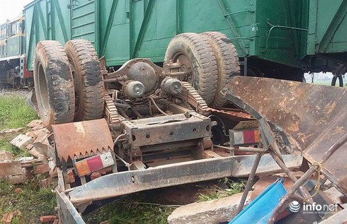Tàu hỏa đâm xe tải chở gạch, một người tử vong ngay tại chỗ - ảnh 4