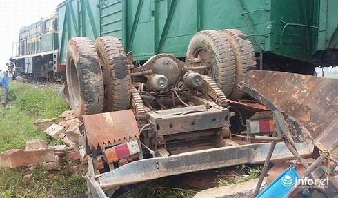 Tàu hỏa đâm xe tải chở gạch, một người tử vong ngay tại chỗ - ảnh 5