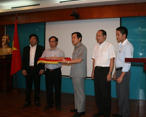 Tặng phim tài liệu Bác Hồ với đồng bào Tây Nguyên - ảnh 1