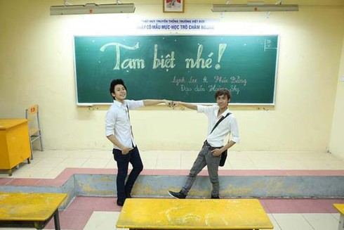 'Tạm biệt nhé' đối đầu với 'Chiếc khăn piêu' - ảnh 1