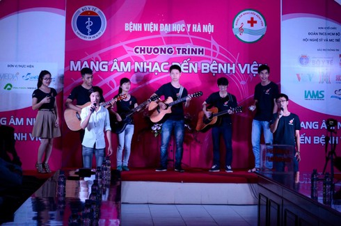 Mang âm nhạc đến bệnh viện hưởng ứng ngày Quốc tế phòng chống HIV/AIDS - ảnh 1